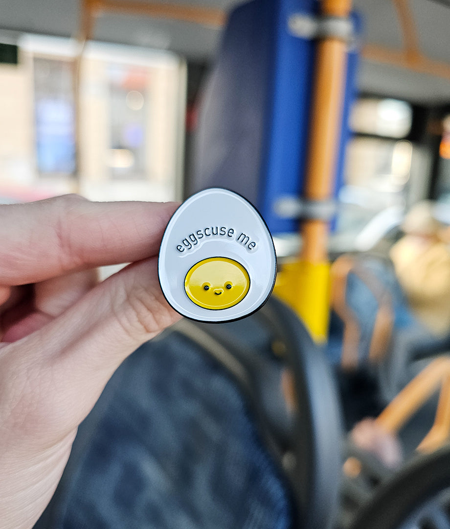 Pin Metalic Eggscuse