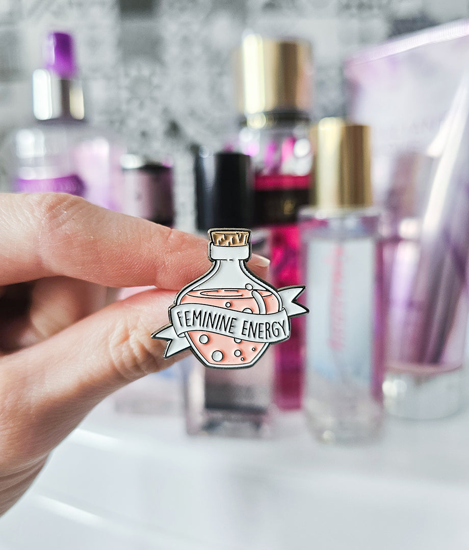 Pin Metalic Girl energy