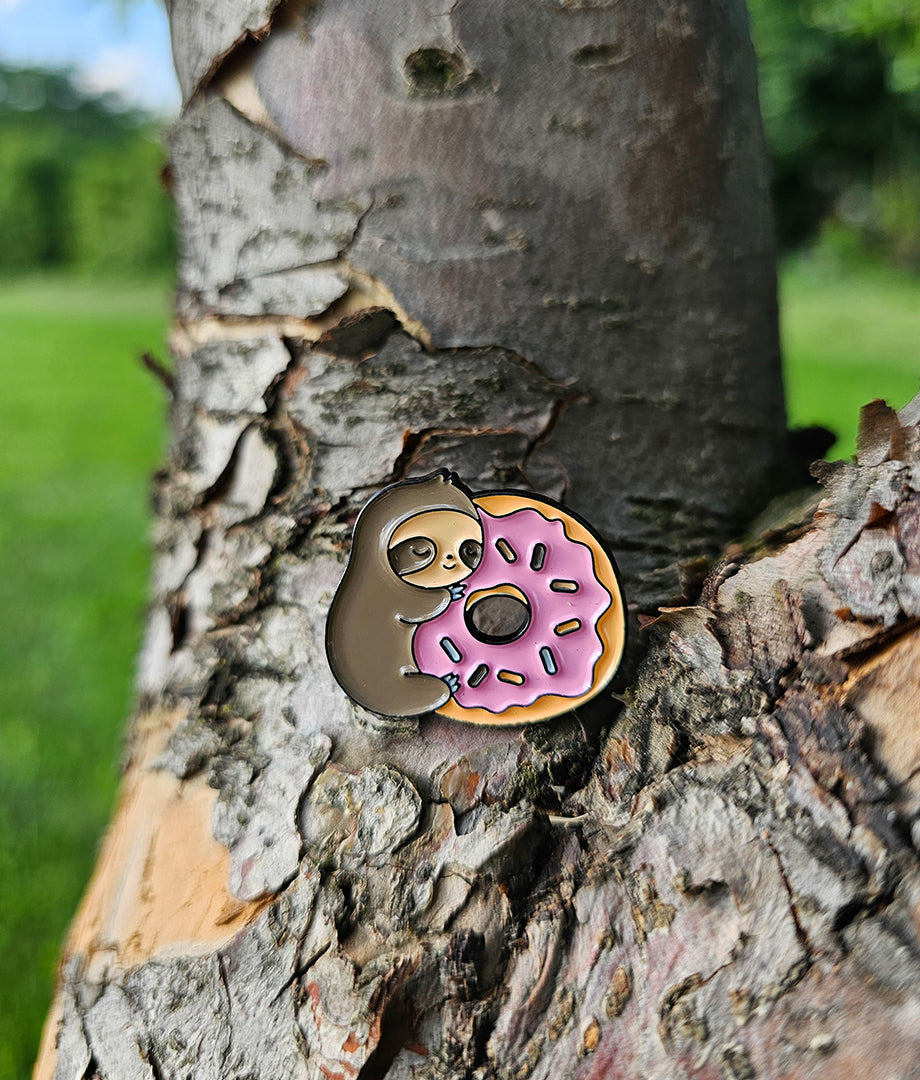 Pin Metalic Doughnut Sloth