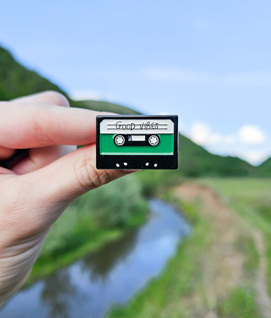 Pin Metalic Good Vibes Music Tape