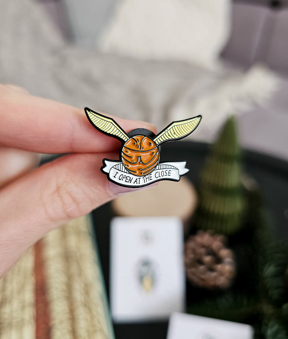 Pin Metalic Mystery flying ball