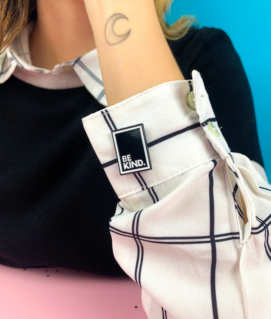 Pin Metalic Be Kind (Black)