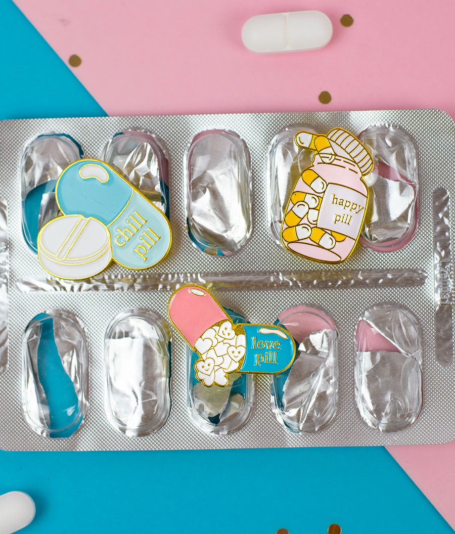 Pin Metalic Love Pill