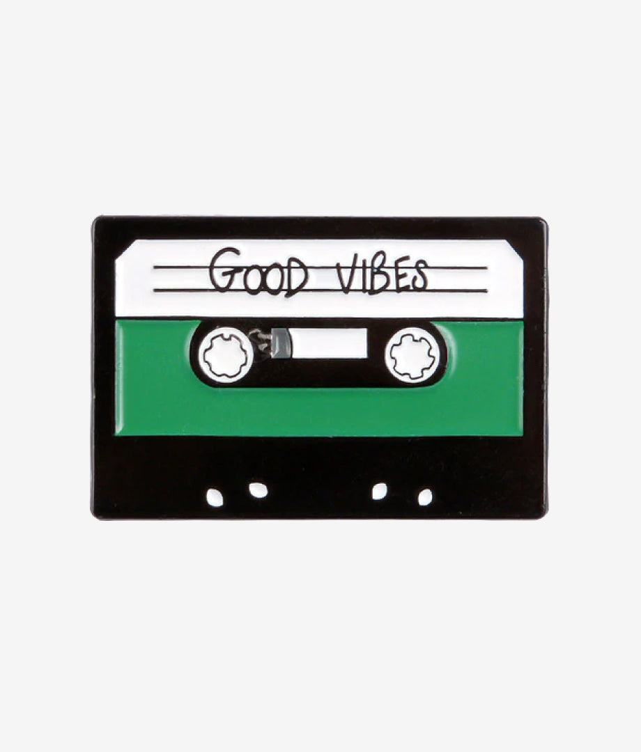 Pin Metalic Good Vibes Music Tape