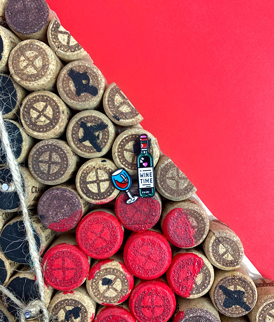 Pin Metalic Wine Me