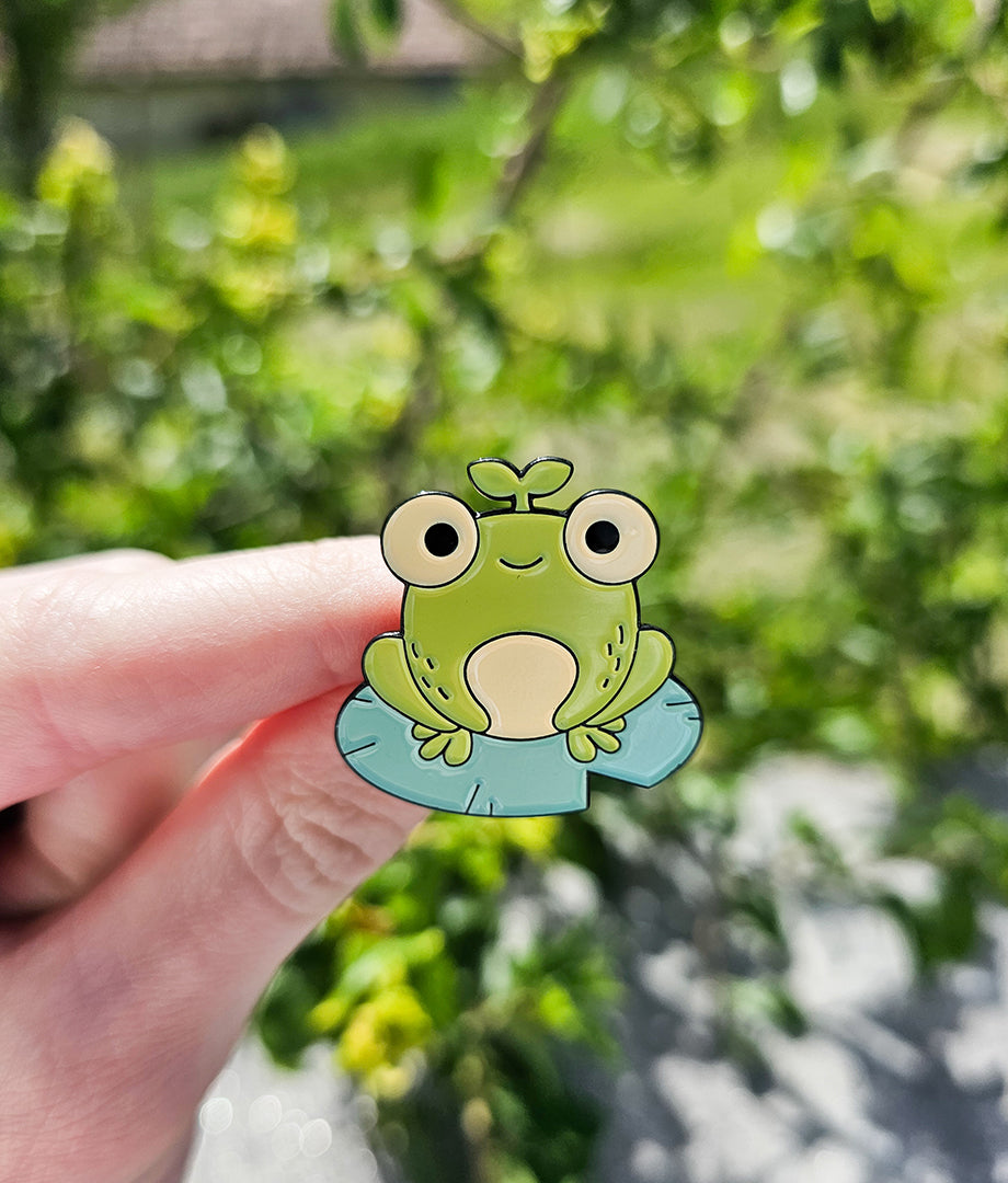 Pin Metalic Lily Pad Froggy