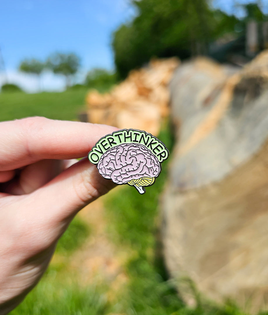 Pin Metalic Overthinker