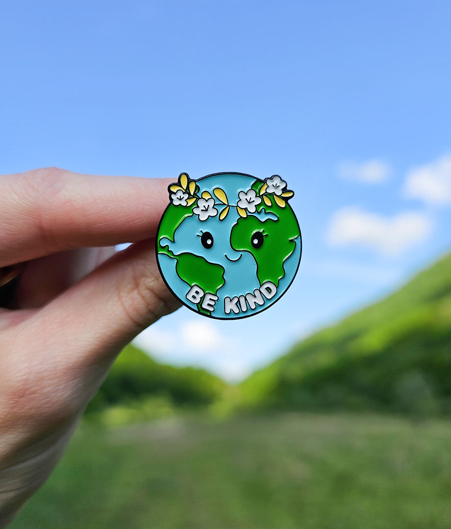 Pin Metalic Be Kind Earth