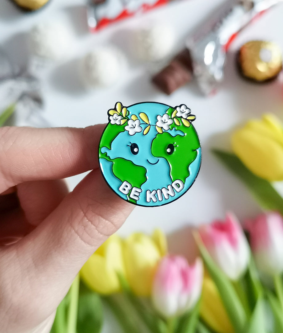 Pin Metalic Be Kind Earth