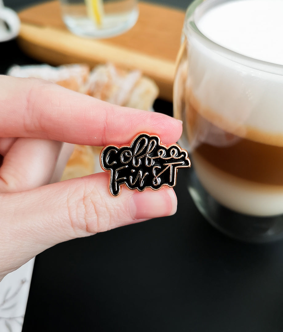 Pin Metalic Coffee First