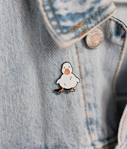 Pin Metalic Skateboarding Duck