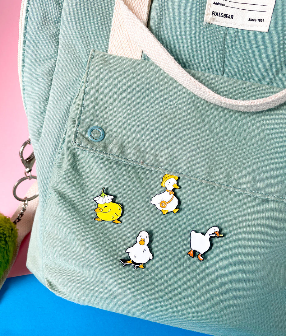 Pin Metalic Skateboarding Duck