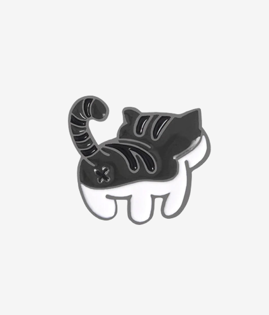 Pin Metalic Black Cat-astrophe