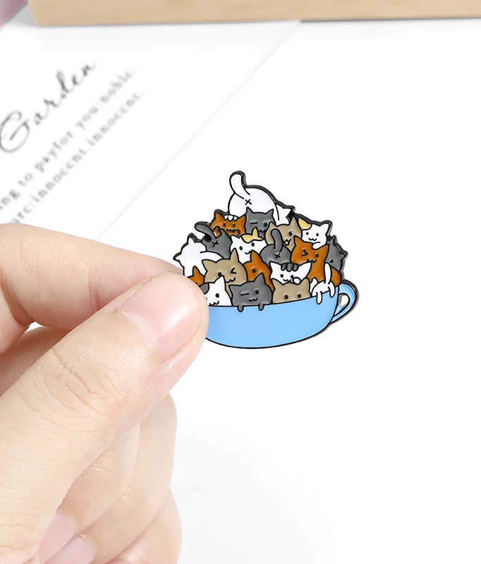 Pin Metalic Cup of Cats